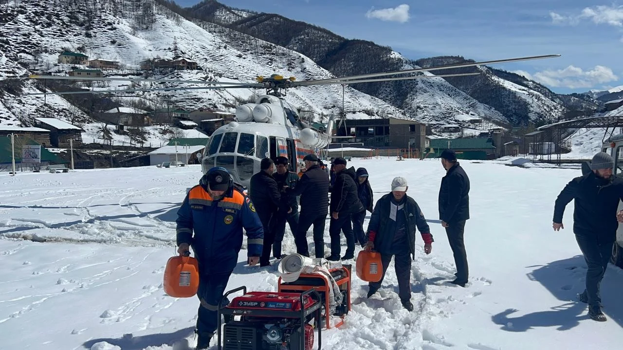 Спасатели МЧС доставили помощь в отрезанный снегом горный район Дагестана