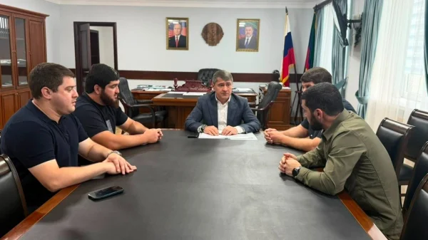 Руководство Кизилюртовского района встретилось с участником СВО Адамом Магомедовым