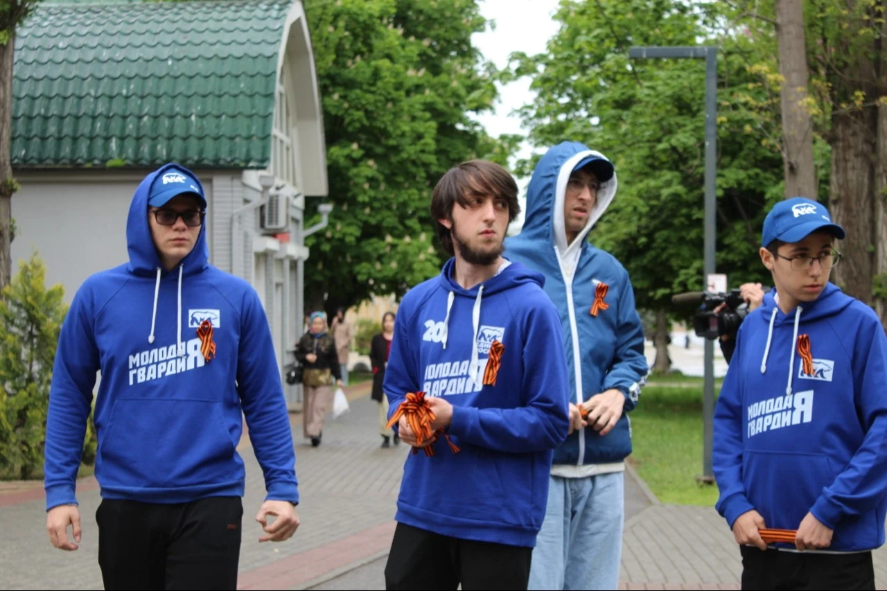 Молодогвардейцы РД раздали георгиевские ленточки к празднику Победы