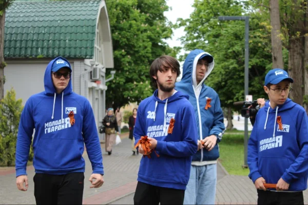 Молодогвардейцы РД раздали георгиевские ленточки к празднику Победы