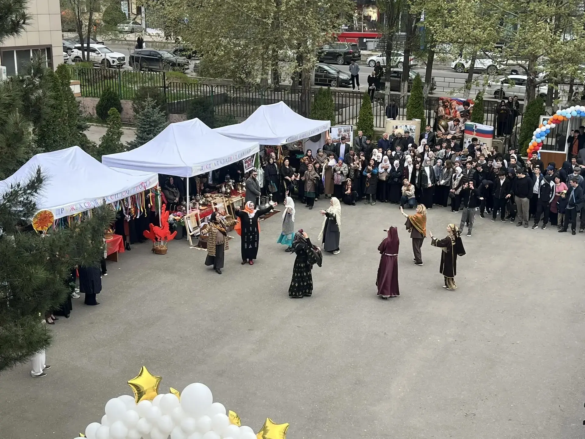 Фестиваль «Возьмёмся за руки, друзья» принял Автомобильно-дорожный колледж