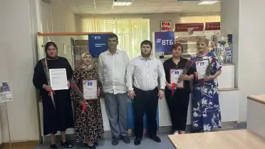Единороссы Избербаша вручили благодарности сотрудникам почты за преданность профессии