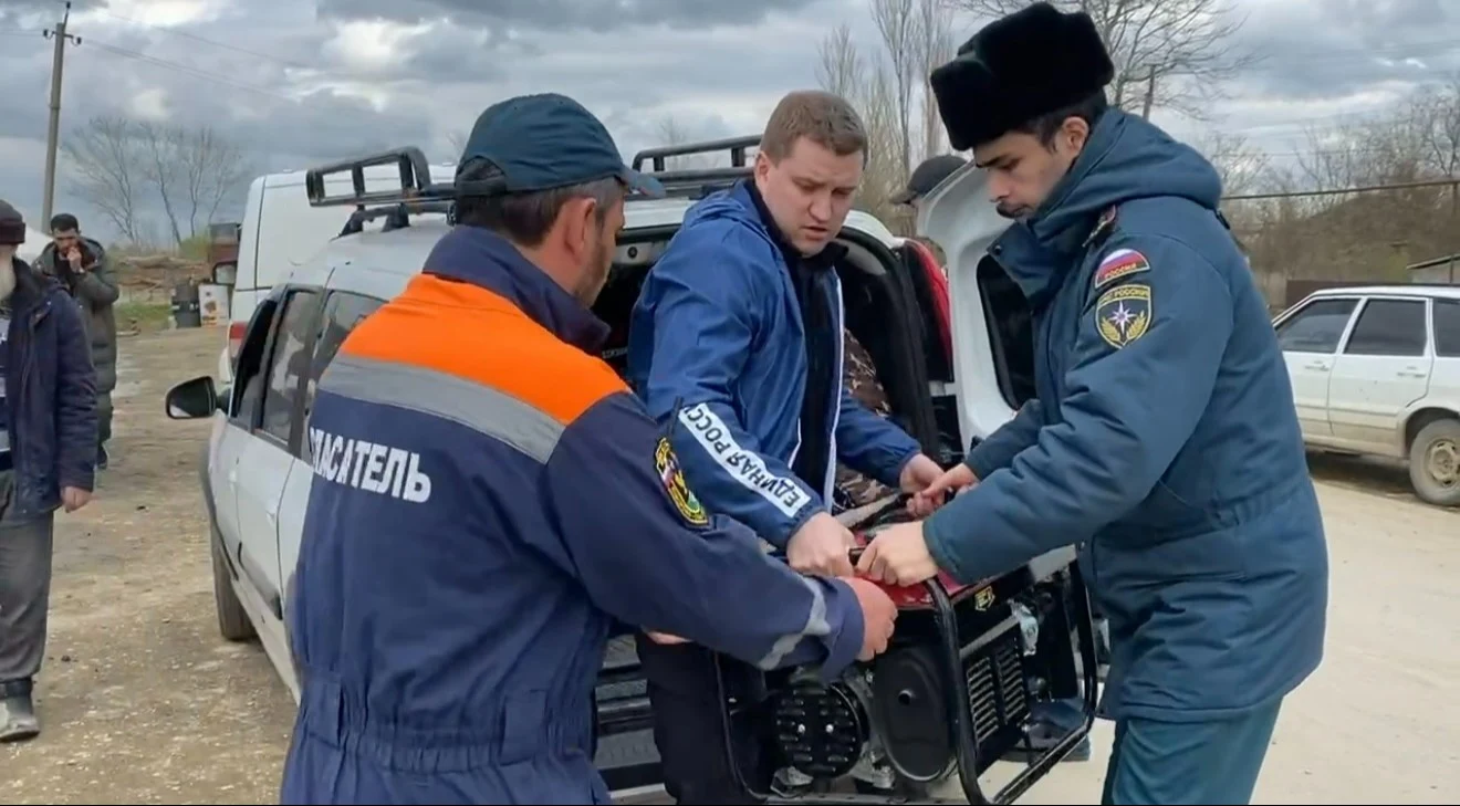 Депутат Госдумы РФ Артём Бичаев передал жителям затопленного поселка Адильотар помпы и генераторы