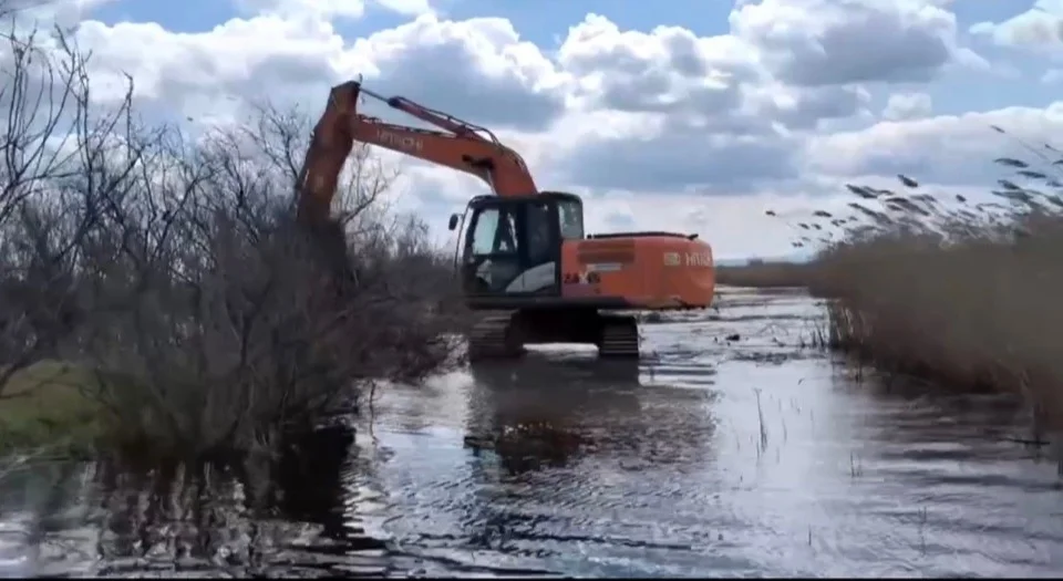 Сайгидпаша Умаханов помог жителям села Хамзаюрт укрепить защитную дамбу