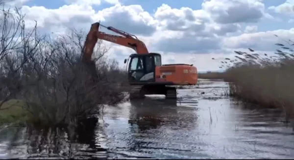 Сайгидпаша Умаханов помог жителям села Хамзаюрт укрепить защитную дамбу