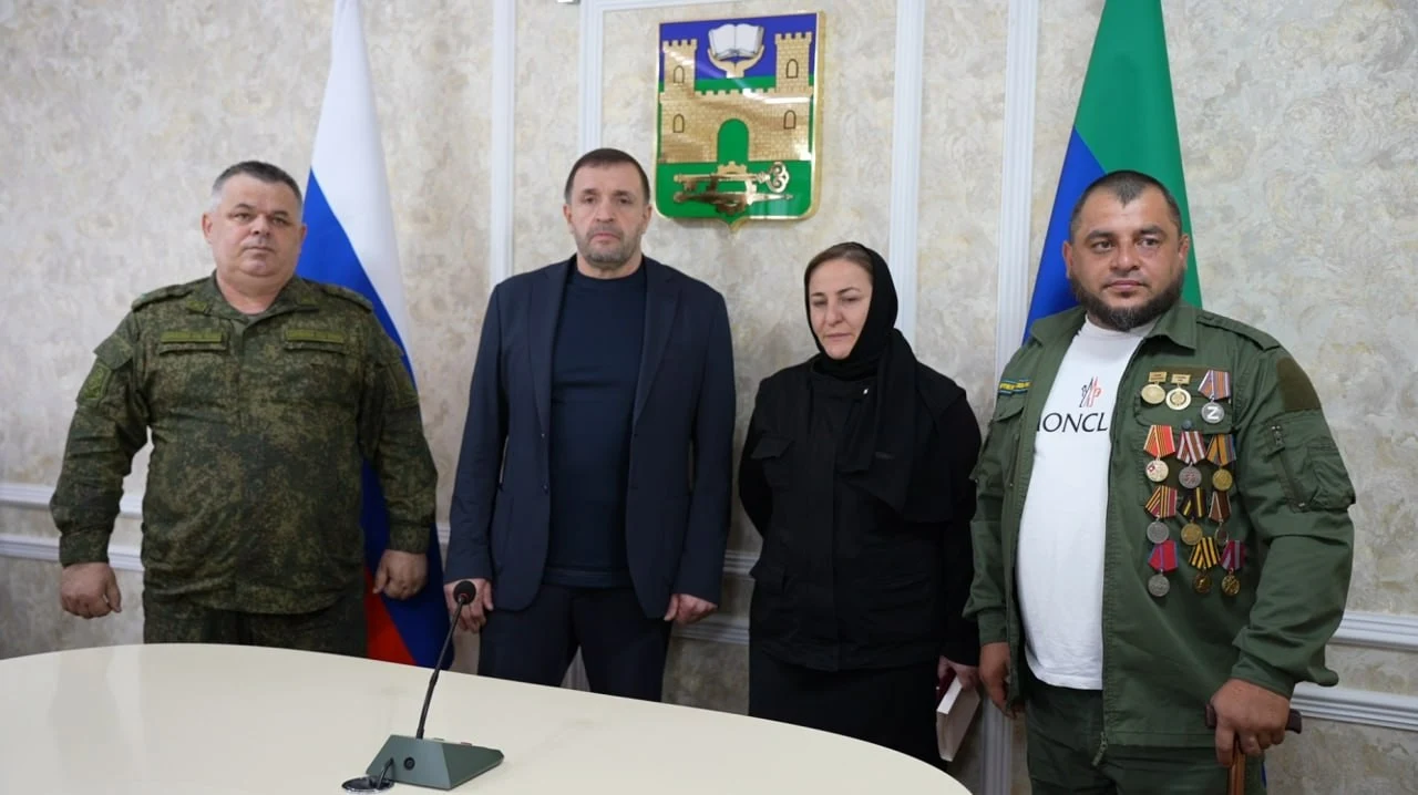 Глава Хасавюрта передал орден Мужества семье погибшего участника СВО Магарама Абугаджиева