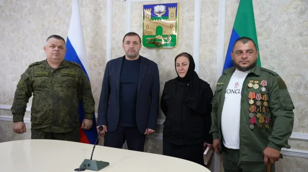 Глава Хасавюрта передал орден Мужества семье погибшего участника СВО Магарама Абугаджиева