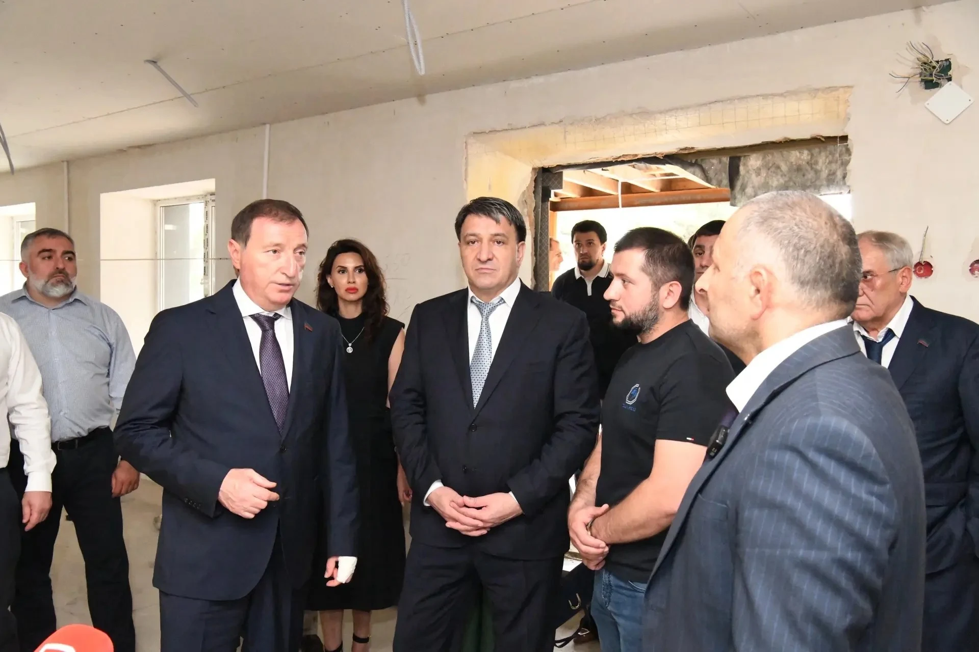 Заур Аскендеров проинспектировал ход капремонта школы-интерната №5 в Махачкале