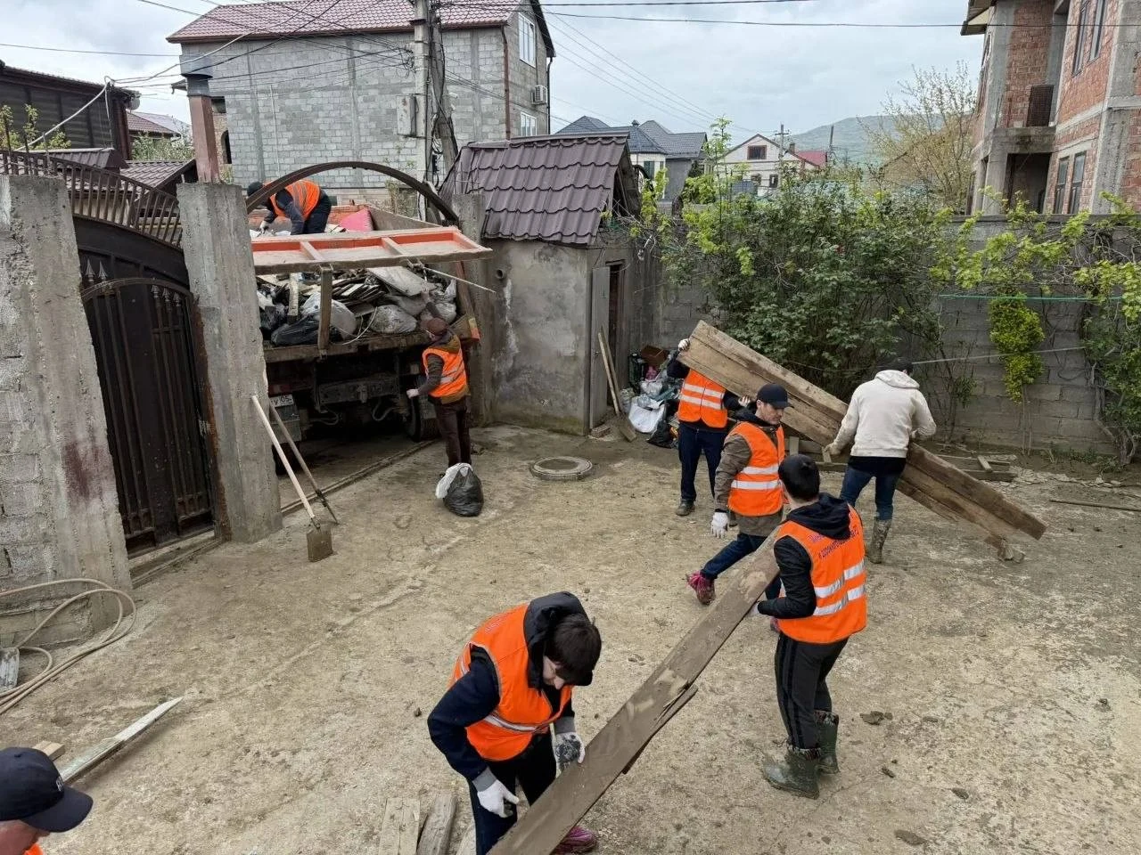 Сотрудники министерств и ведомств Дагестана приняли участие в общереспубликанском субботнике