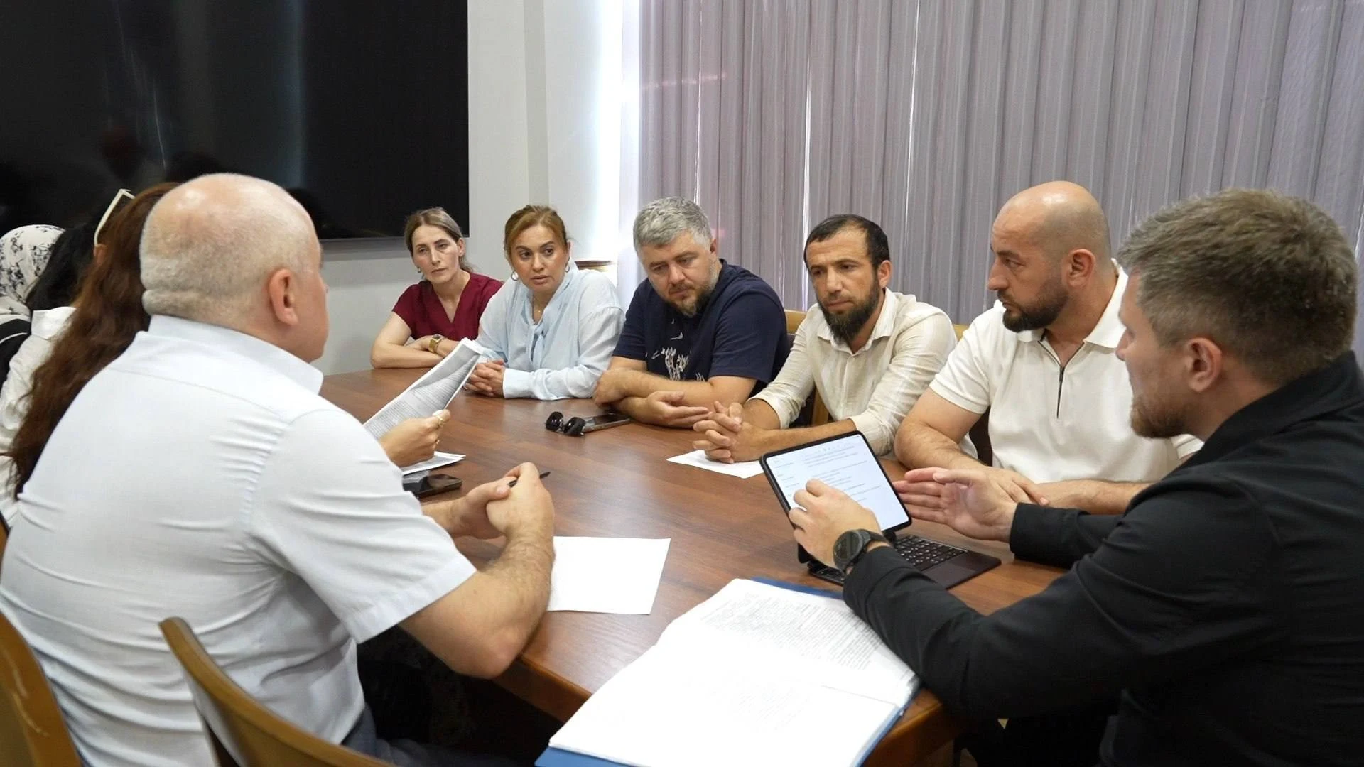 Власти Махачкалы встретились с инициативной группой дольщиков строительной компании «АР ГРУПП»