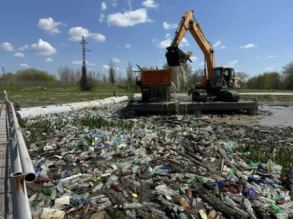 На севере Дагестана очищают один ключевых каналов мелиоративной системы