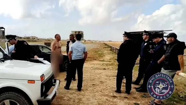 В Дагестанских Огнях спасатели вытащили из моря тонувшего мужчину