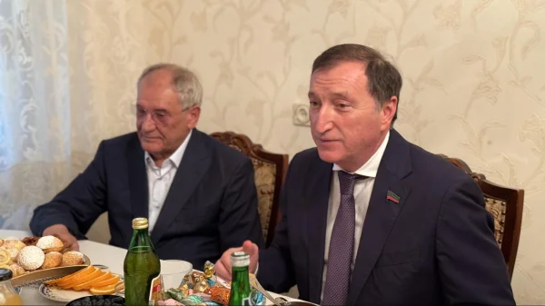 Заур Аскендеров поздравил семью Асхабовых с Днем семьи, любви и верности