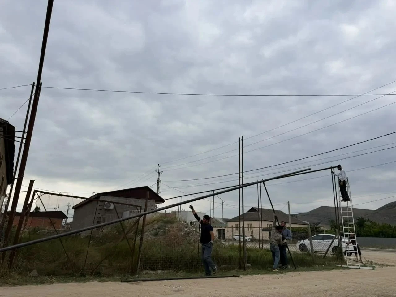 Власти Карабудахкентского района помогли вдове участника СВО освободить огород от газовой трубы