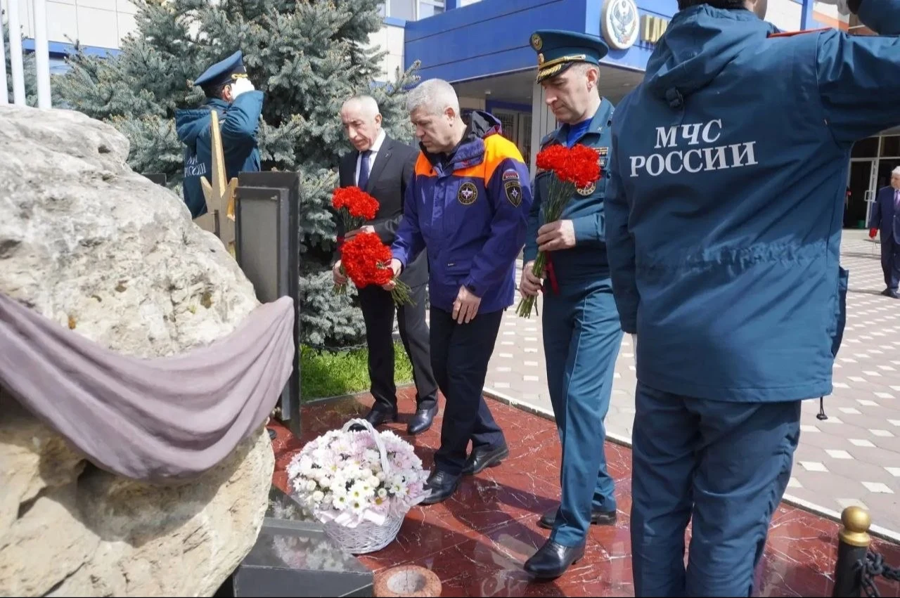 В Дагестане почтили память погибших при исполнении долга сотрудников МЧС