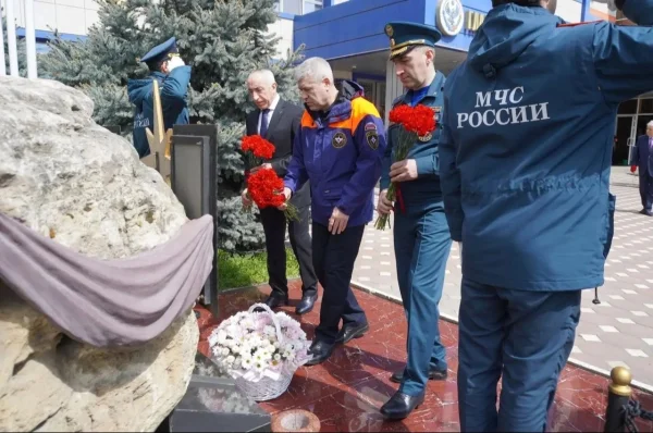 В Дагестане почтили память погибших при исполнении долга сотрудников МЧС