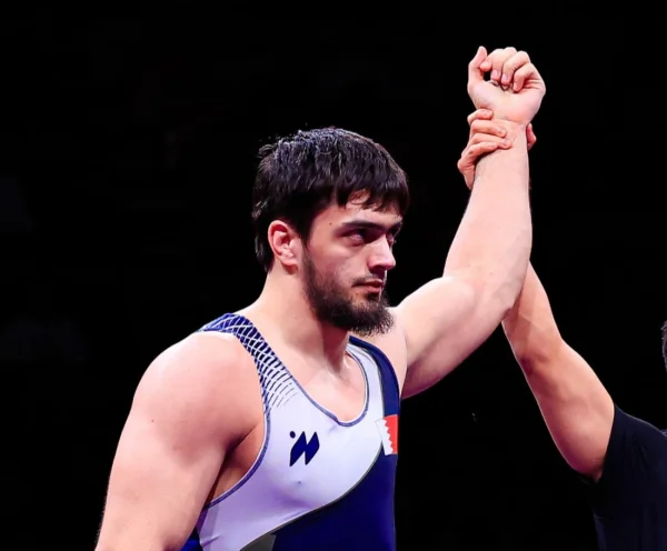 Борец Шамиль Шарипов победно дебютировал в лиге RAF и бросил вызов чемпиону