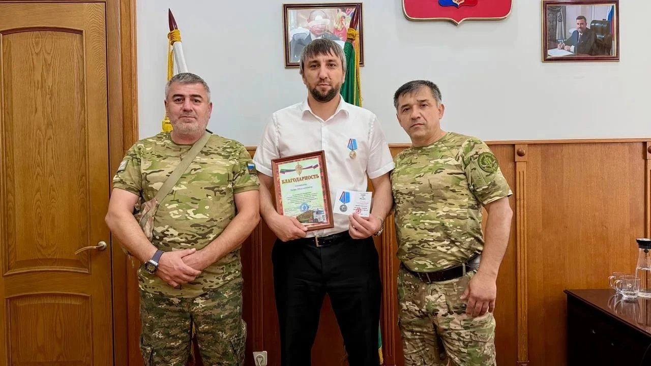 В Карабудахкентском районе Зауру Сахаватову вручили благодарность за поддержку военнослужащих