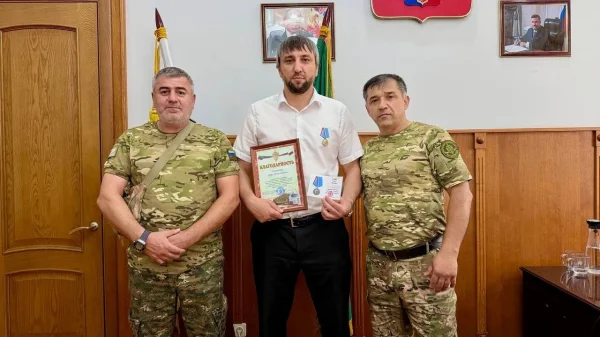 В Карабудахкентском районе Зауру Сахаватову вручили благодарность за поддержку военнослужащих