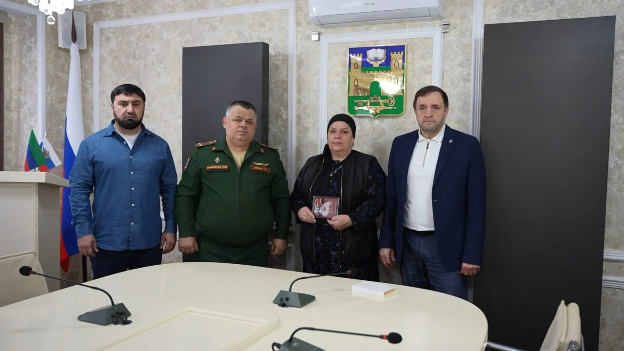 В Хасавюрте семьям погибших участников СВО передали ордена Мужества