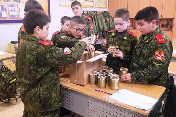 В Дербенте кадеты и сотрудники СИЗО-2 изготовили окопные свечи для бойцов СВО