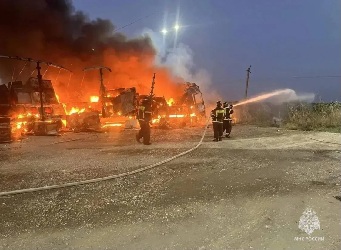 В Дагестане грузовик загорелся на трассе после падения высоковольтного провода: водитель погиб на месте