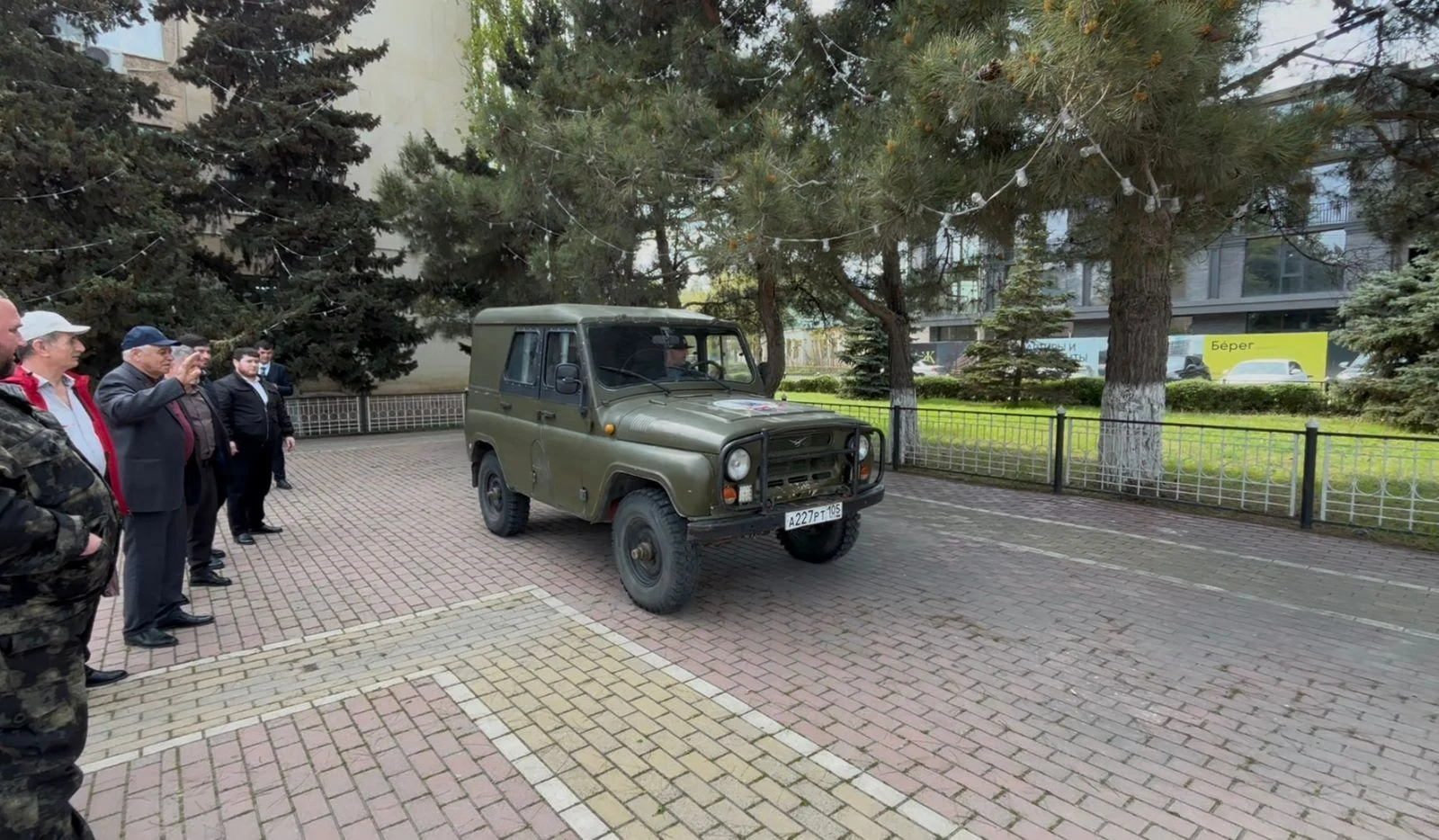 Избербашцы передали участникам СВО автомобиль УАЗ