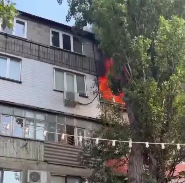 В Махачкале на улице Ташкентской две квартиры охвачены огнем