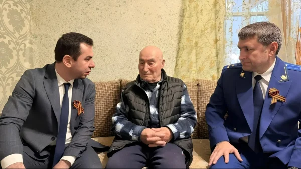 Власти Южно-Сухокумска посетили мать погибшего участника СВО и ветерана боевых действий