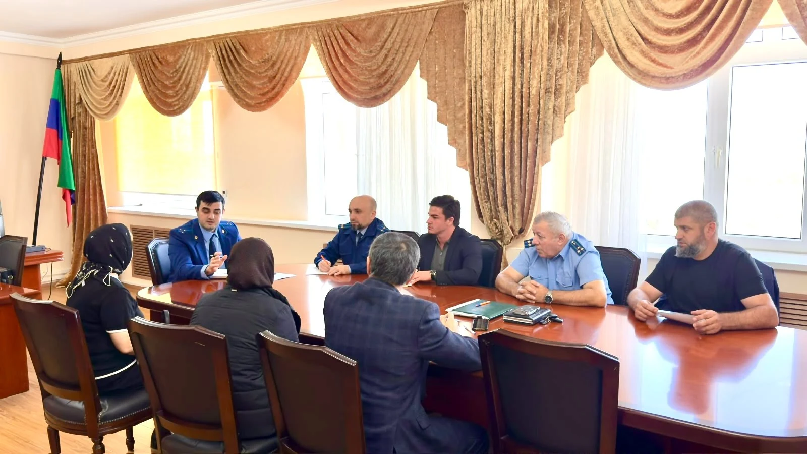 В Новолакском районе прокуроры провели выездной прием по вопросам выплат пострадавшим от паводка