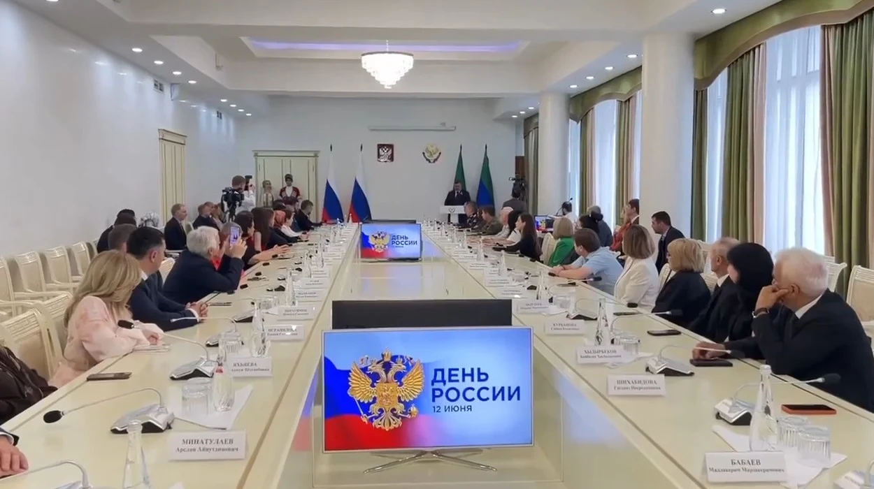 В День России Фёдор Щукин вручил госнаграды жителям Дагестана