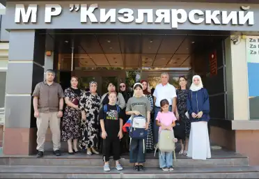 Глава Кизлярского района в рамках акции «Собери ребенка в школу» вручил подарки детям погибших участников СВО