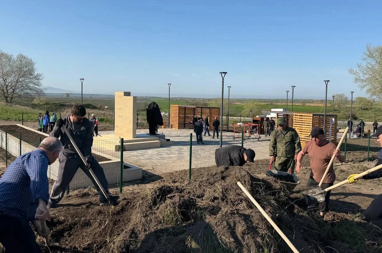 В Магарамкентском районе благоустраивают мемориальный комплекс «Сад Памяти»