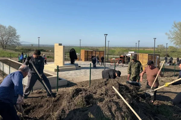 В Магарамкентском районе благоустраивают мемориальный комплекс «Сад Памяти»