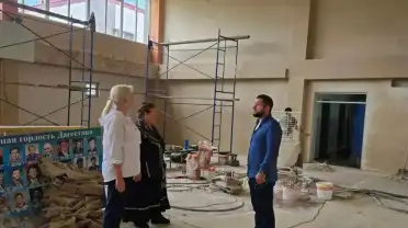 Елена Павлюченко проинспектировала капремонт школы №6 в Каспийске