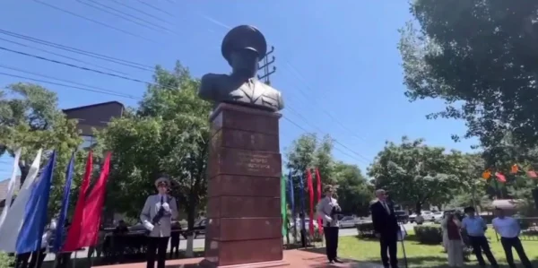 В Махачкале открыли памятник бывшему министру внутренних дел Дагестана Адильгерею Магомедтагирову