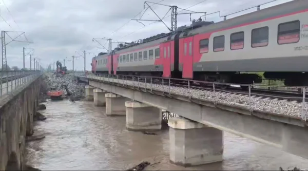 Восстановлено движение поездов по одному из разрушенных мостов в Дагестане