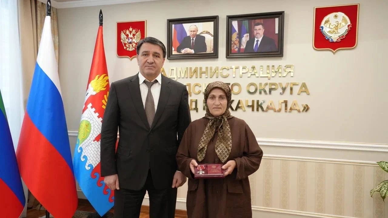 Мэр Махачкалы вручил государственные награды 14 семьям погибших участников СВО