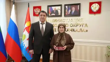 Мэр Махачкалы вручил государственные награды 14 семьям погибших участников СВО