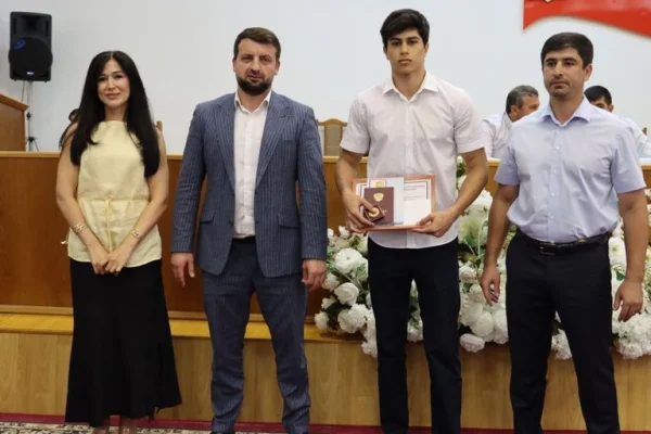 В Избербаше наградили лучших выпускников школ