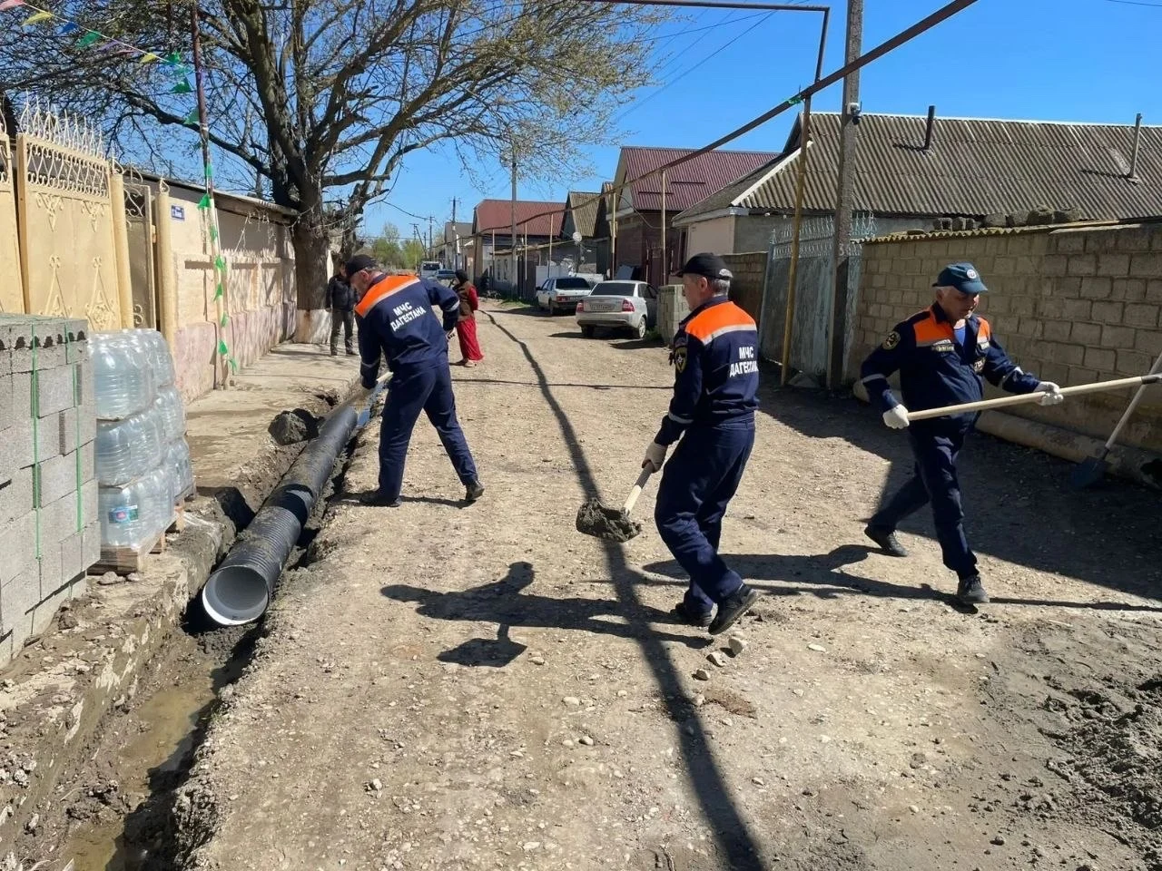 Спасатели очищают и дезинфицируют дома в подтопленных районах Хасавюртовского района