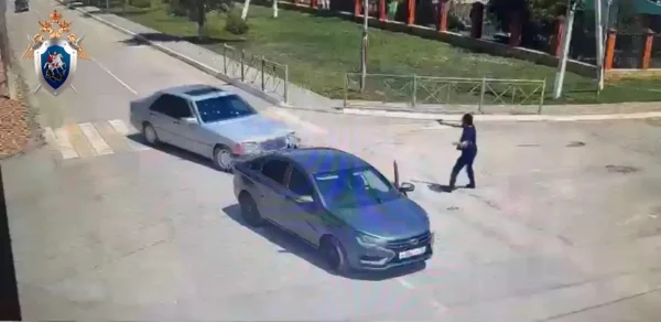 В Дагестане арестовали водителя, который таранил машину с ребенком и пытался раздавить ее владельца