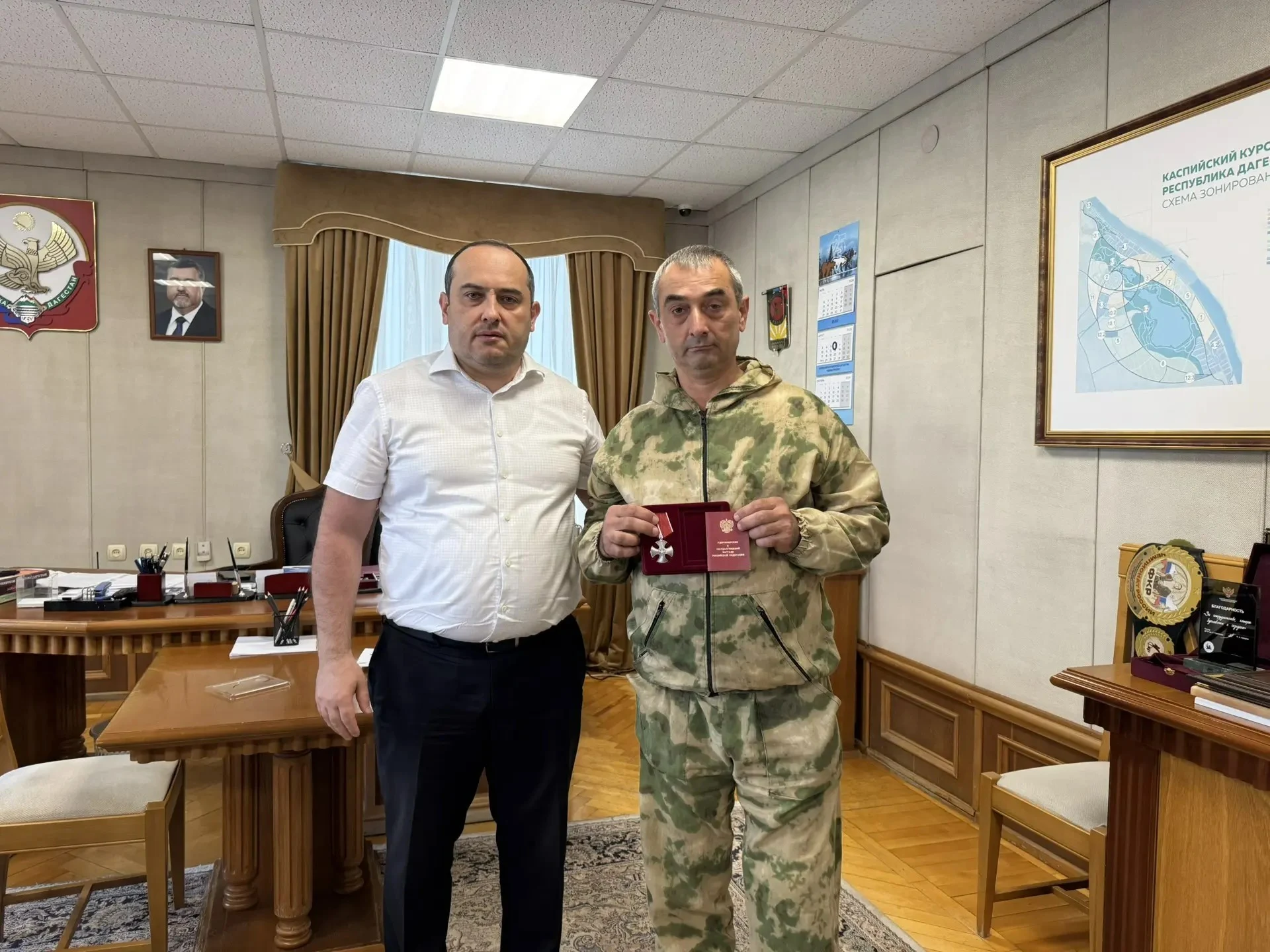 Глава Каякентского района вручил ордена Мужества семьям участников СВО и ветерану боевых действий