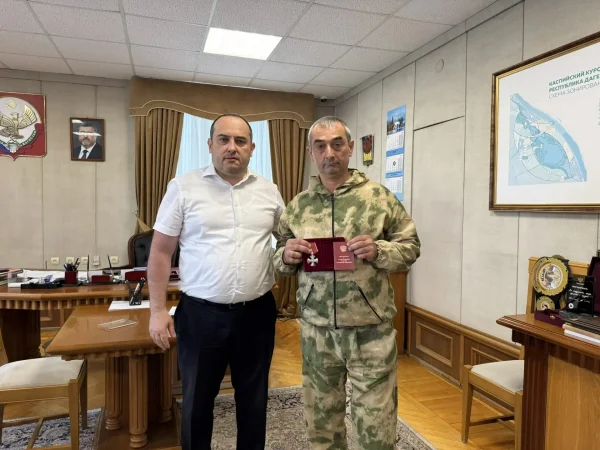 Глава Каякентского района вручил ордена Мужества семьям участников СВО и ветерану боевых действий