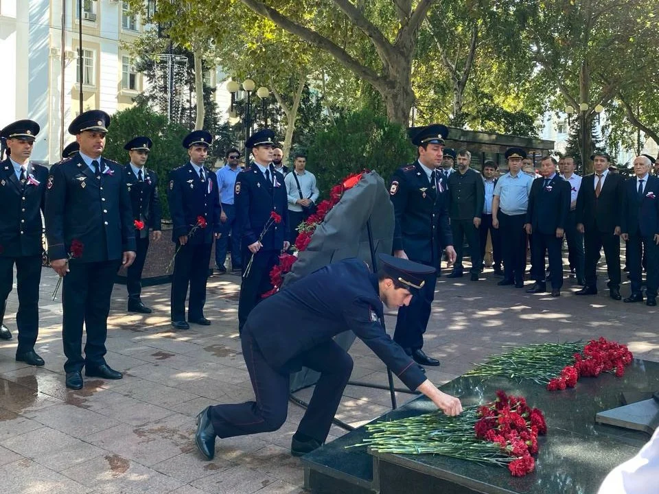 В Махачкале к мемориалу Славы возложили цветы в День солидарности в борьбе с терроризмом