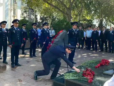В Махачкале к мемориалу Славы возложили цветы в День солидарности в борьбе с терроризмом