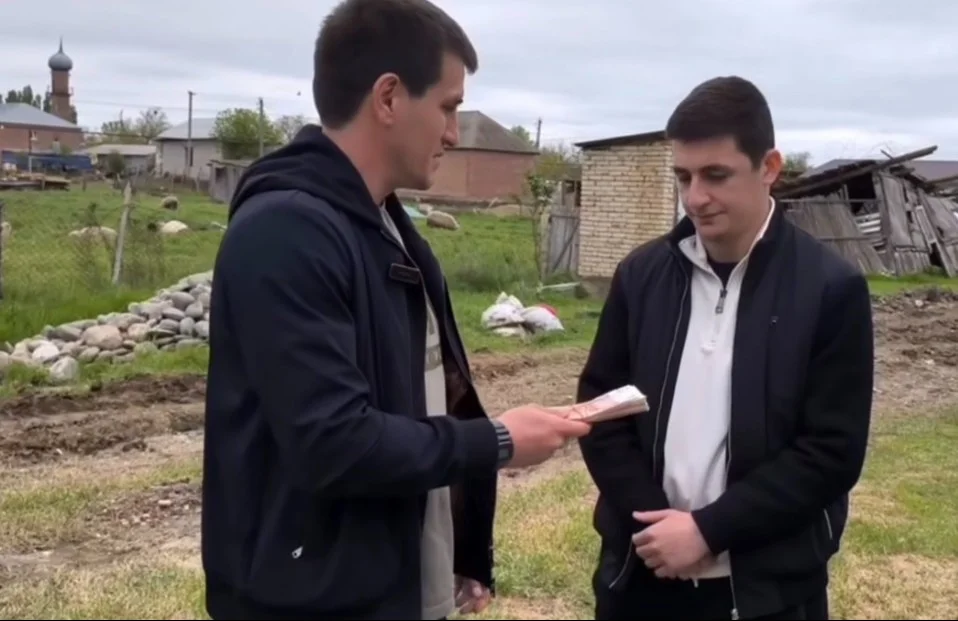 Депутат Сайгидпаша Умаханов оказал финансовую помощь семье из седа Кадыротар, пострадавшей от паводка