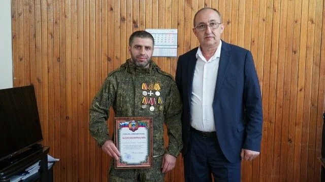 Участнику СВО из Хивского района вручили Благодарность главы муниципалитета