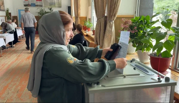 Коллектив этноцентра «Кайтаги» пришел на выборы в национальных костюмах