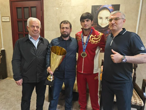 Чемпиона Европы по боксу Чеэрава Ашалаева встретили в Махачкале